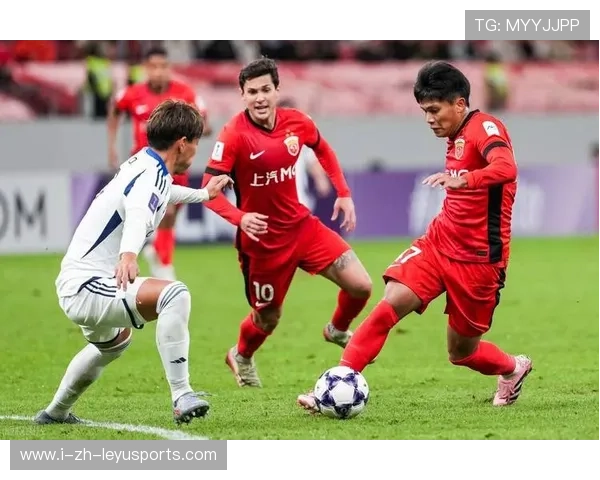 上海海港前锋李明快速突破，打入制胜一球