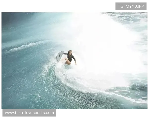 冲浪女子组选手在浪上连转三圈 冲浪女子组选手在浪上连转三圈